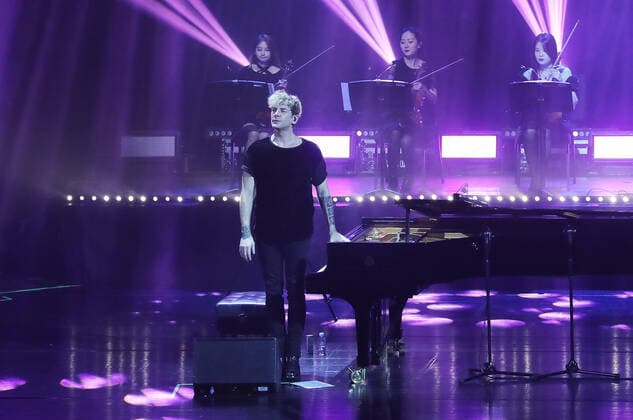 Maksim Mrvica Konzert in Qingdao QINGDAO, CHINA - NOVEMBER 26: Croatian pianist Maksim Mrvica performs onstage during his Maksim Classical Crossover Piano Concert Tour 2021 on November 26, 2021 in Qingdao, Shandong Province of China.  Copyright: xVCGx CFP111359854714