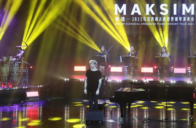 Maksim Mrvica Konzert in Qingdao QINGDAO, CHINA - NOVEMBER 26: Croatian pianist Maksim Mrvica performs onstage during his Maksim Classical Crossover Piano Concert Tour 2021 on November 26, 2021 in Qingdao, Shandong Province of China.  Copyright: xVCGx CFP111359854721