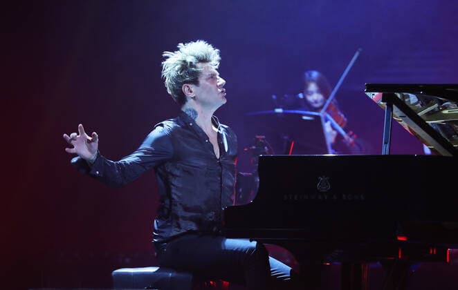 Maksim Mrvica Konzert in Qingdao QINGDAO, CHINA - NOVEMBER 26: Croatian pianist Maksim Mrvica performs onstage during his Maksim Classical Crossover Piano Concert Tour 2021 on November 26, 2021 in Qingdao, Shandong Province of China.  Copyright: xVCGx CFP111359854722