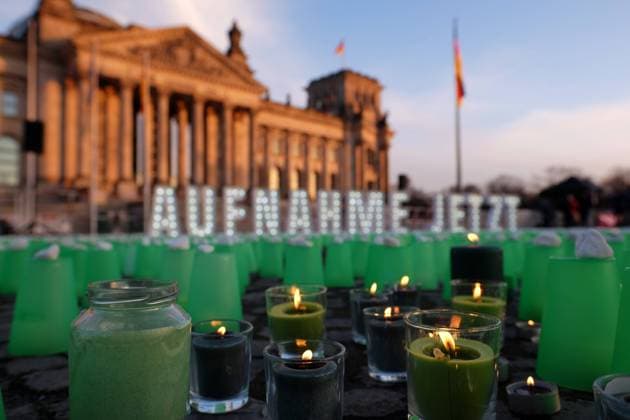 Unter dem Motto Grünes Licht für Aufnahme zeigen Demonstranten vor dem Berliner Reichstagsgebäude ihre Solidarität mit den Geflüchteten aus dem belarussisch-polnischen Grenzgebiet und fordern deren Aufnahme. Under the slogan Green light for acceptance , activists show their solidarity with refugees from the Belorussian-Polish border region and demand their acceptance in front of the Berlin Reichstag building in Berlin. snapshot-photography xK.M.Krause *** Under the slogan Green light for acceptance , activists show their solidarity with refugees from the Belarusian Polish border region and demand their acceptance in front of the Berlin Reichstag building in Berlin snapshot photography xK M Krause