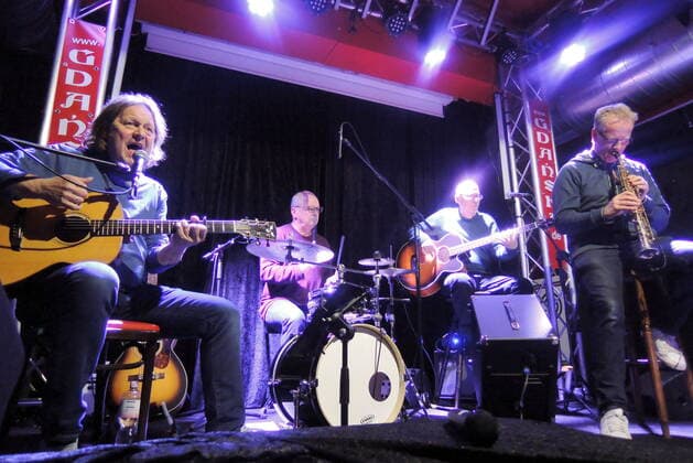 Der deutsche Gitarrist Georg Göbel-Jakobi (bekannt auch als Ozzy Ostermann) mit Detlef Hinze (dr.), Peter Deinum (b.) und Lothar van Staa (ss.) im Oberhausener Gdanska. The German guitarist Georg Göbel-Jakobi (aka Ozzy Ostermann) with Detlef Hinze (dr.), Peter Deinum (b.) and Lothar van Staa (ss.) at the Gdanska, Oberhausen. Oberhausen NRW DEU;DE;GERMANY;DEUTSCHLAND;ALLEMAGNE