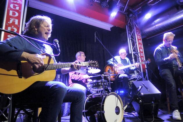 Der deutsche Gitarrist Georg Göbel-Jakobi (bekannt auch als Ozzy Ostermann) mit Detlef Hinze (dr.), Peter Deinum (b.) und Lothar van Staa (ss.) im Oberhausener Gdanska. The German guitarist Georg Göbel-Jakobi (aka Ozzy Ostermann) with Detlef Hinze (dr.), Peter Deinum (b.) and Lothar van Staa (ss.) at the Gdanska, Oberhausen. Oberhausen NRW DEU;DE;GERMANY;DEUTSCHLAND;ALLEMAGNE