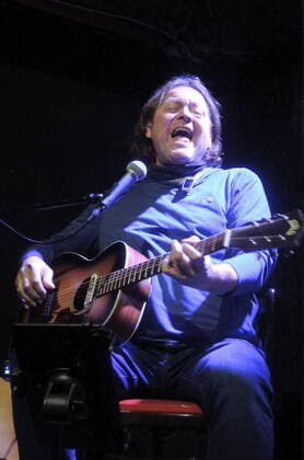 Der deutsche Gitarrist Georg Göbel-Jakobi (bekannt auch als Ozzy Ostermann) im Oberhausener Gdanska. The German guitarist Georg Göbel-Jakobi (aka Ozzy Ostermann) at the Gdanska, Oberhausen. Oberhausen NRW DEU;DE;GERMANY;DEUTSCHLAND;ALLEMAGNE