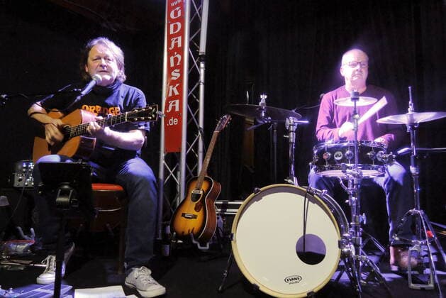 Der deutsche Gitarrist Georg Göbel-Jakobi (bekannt auch als Ozzy Ostermann) an der Lapsteel mit dem Schlagzeuger Detlef Hinze (Der Trainer) im Oberhausener Gdanska. The German guitarist Georg Göbel-Jakobi (aka Ozzy Ostermann) on a Lapsteel with drummer Detlef Hinze (aka Der Trainer) at the Gdanska, Oberhausen. Oberhausen NRW DEU;DE;GERMANY;DEUTSCHLAND;ALLEMAGNE