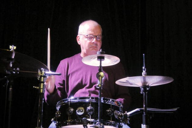 Der deutsche Schlagzeuger Detlef Hinze (bekannt auch als Der Trainer) im Oberhausener Gdanska. The German drummer Detlef Hinze (aka Der Trainer) at the Gdanska, Oberhausen. Oberhausen NRW DEU;DE;GERMANY;DEUTSCHLAND;ALLEMAGNE