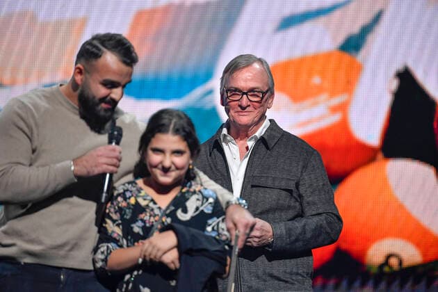 Bilder des Jahres 2021, Entertainment 12 Dezember Entertainment Themen der Woche KW48 Entertainment Bilder des Tages Tim Avicii Bergling s father Klas Bergling with Mohammed Ali from the leisure center Minimix in Hammarkullen in Gothenburg, who received the newly established annual prize from the Tim Berglind Foundation of SEK 50,000 and a painting by the artist Maxi Svensson. Together For A Better Day at Avicii Arena, a concert to draw attention to mental illness at the Tim Bergling Foundation s annual day. STOCKHOLM SWEDEN x10040x *** Tim Avicii Bergling s father Klas Bergling with Mohammed Ali from the leisure center Minimix in Hammarkullen in Gothenburg, who received the newly established annual prize from the Tim Berglind Foundation of SEK 50,000 and a painting by the artist Maxi Svensson Together For A Better Day at Avicii Arena, a concert to dr  Copyright: xAndersxWiklund TTx TOGETHER FOR A BETTER DAY