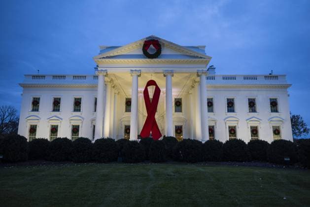News Bilder des Tages The White House hangs a giant red ribbon on the North Portico to recognize World AIDS Day in Washington, DC, on Wednesday, December 1, 2021.  WASP202112015111 JIMxLOxSCALZO