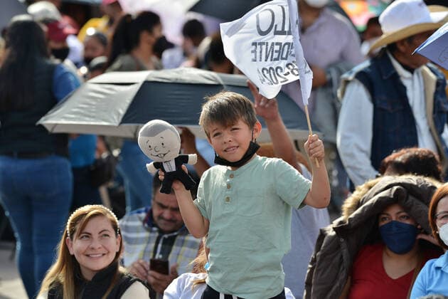 President Lopez Obrador Holds Third Annual Report On State Of The Nation MEXICO CITY, MEXICO - DECEMBER 1, 2021: A kid supports Mexico s President, Andres Manuel Lopez Obrador during the Lopez Obrador third state of the nation report to Celebrates three years In Presidency at Mexico City Zocalo. On December 1, 2021 in Mexico City, Mexico. (Photo By Carlos Tischler Eyepix Group) Copyright: xCarlosxTischlerx xEyepixxGroupx EYEPIXGROUP_CT_01122021_20363