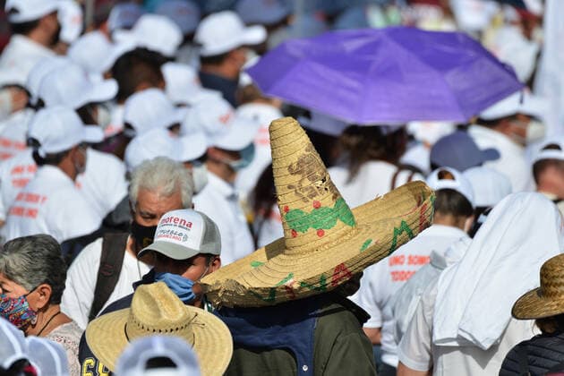 President Lopez Obrador Holds Third Annual Report On State Of The Nation MEXICO CITY, MEXICO - DECEMBER 1, 2021: A person supports Mexico s President, Andres Manuel Lopez Obrador during the Lopez Obrador third state of the nation report to Celebrates three years In Presidency at Mexico City Zocalo. On December 1, 2021 in Mexico City, Mexico. (Photo By Carlos Tischler Eyepix Group) Copyright: xCarlosxTischlerx xEyepixxGroupx EYEPIXGROUP_CT_01122021_20353