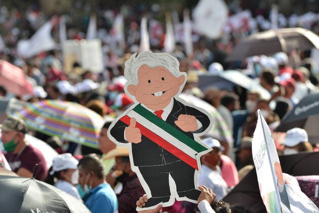 President Lopez Obrador Holds Third Annual Report On State Of The Nation MEXICO CITY, MEXICO - DECEMBER 1, 2021: Persons supports Mexico s President, Andres Manuel Lopez Obrador during the Lopez Obrador third state of the nation report to Celebrates three years In Presidency at Mexico City Zocalo. On December 1, 2021 in Mexico City, Mexico. (Photo By Carlos Tischler Eyepix Group) Copyright: xCarlosxTischlerx xEyepixxGroupx EYEPIXGROUP_CT_01122021_20367