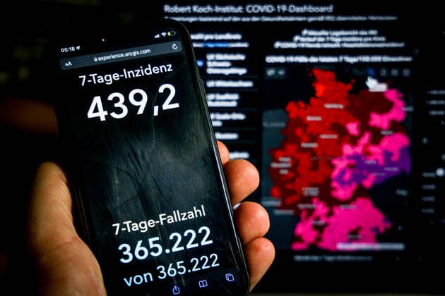 Coronavirus in Germany Covid 19 Dashboard of the Robert Koch Institute 02 12 2021 Robert Koch Institute 7 days Incidence 439.2 7 days Number of cases 365 222 COVID 19 cases 5 977 208 Addition of 73 209 compared to the previous day COVID 19 deaths 102 178 Addition of 388 compared to the previous day