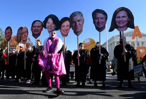 News Bilder des Tages December 1, 2021, Washington, DC, USA: Activists on both sides of the abortion issue rally as oral arguments are heard at the U.S. Supreme Court in the Dobbs v. Jackson Womens Health Organization on December 1, 2021. It examines the constitutionality of a Mississippi ban on abortion after 15 weeks and could overrule the 1973 Roe v. Wade decision with conservative judges added to the court. Washington USA - ZUMAg208 20211201_zap_g208_008 Copyright: xCarolxGuzyx