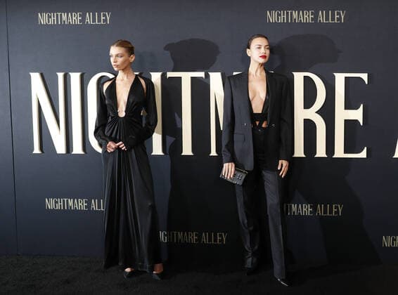 Bilder des Jahres 2021, Entertainment 12 Dezember Entertainment Themen der Woche KW48 Entertainment Bilder des Tages Irina Shayk and Stella Maxwell arrive on the red carpet at the New York Premiere of Nightmare Alley on Wednesday, December 1, 2021 at at Alice Tully Hall in New York City.  NYP20211201127 JohnxAngelillo