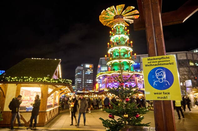 News Themen der Woche KW48 News Bilder des Tages Weihnachtsmakt am Berliner Alexanderplatz. Zur Eindämmung der 4. Corona-Welle plant der Berliner Senat eine Verschäftung der Corona-Regeln auf Berliner Weihnachtsmärkten. Derzeit gilt die 3G-Zugangsregel, die aber nur bedingt kontrolliert wird. Christmas market on Berlin s Alexanderplatz. To curb the 4th Corona wave, the Berlin Senate plans to tighten the Corona rules at Berlin Christmas markets. Currently, the 3G access rule applies, but it is only controlled to a limited extent. snapshot-photography F.Boillot *** Christmas market on Berlin s Alexanderplatz To curb the 4th Corona wave, the Berlin Senate plans to tighten the Corona rules at Berlin Christmas markets Currently, the 3G access rule applies, but it is only controlled to a limi