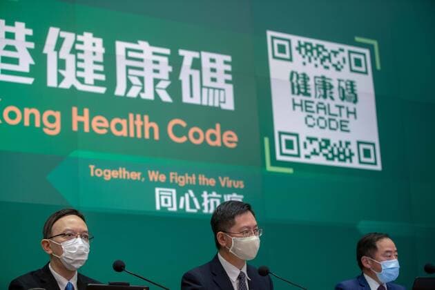 HONG KONG, CHINA - DECEMBER 02: (L-R) Hong Kong Government Chief Information Officer Victor Lam Wai-kiu, Hong Kong Innovation and Technology Secretary Alfred Sit Wing-hang, and Deputy Government Chief Information Officer Tony Wong Chi-kwong unveil a new COVID-19 tracking health code app system at a news conference on December 2, 2021 in Hong Kong, China.  Copyright: xVCGx CFP111360090940