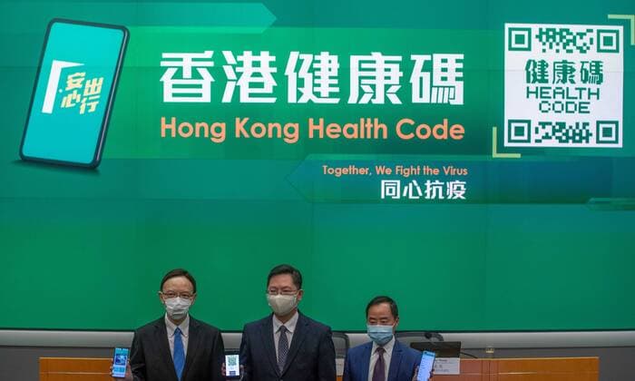 HONG KONG, CHINA - DECEMBER 02: (L-R) Hong Kong Government Chief Information Officer Victor Lam Wai-kiu, Hong Kong Innovation and Technology Secretary Alfred Sit Wing-hang, and Deputy Government Chief Information Officer Tony Wong Chi-kwong unveil a new COVID-19 tracking health code app system at a news conference on December 2, 2021 in Hong Kong, China.  Copyright: xVCGx CFP111360090942