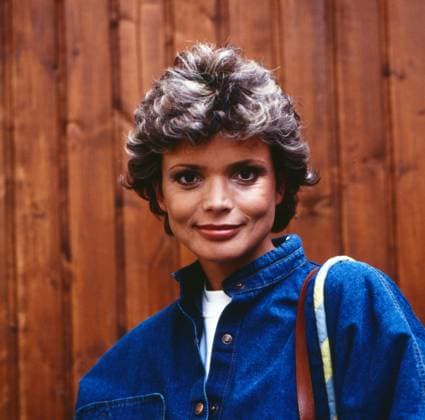 Uschi Glas Uschi Glas, deutsche Schauspielerin, in der Fernsehserie Schwabinger Basar , Deutschland 1980. German actress Uschi Glas at the German TV series Schwabinger Basar , Germany 1980., Deutschland Copyright: kpa UnitedArchives55004635 EDITORIAL USE ONLY