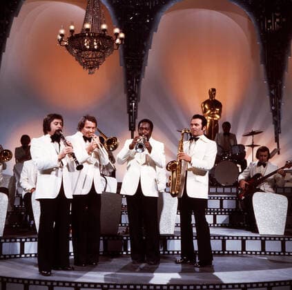 Max Greger Max Greger, deutscher Saxophonist, Big-Band-Leader und Jazz-Musiker, mit seinem Orchester in seiner Show Musik! Musik! Musik! , Deutschland 1976. German saxophinist, Big Band Leader and jazz musician Max Greger and his orchestra in his TV show Musik! Musik! Musik! , Germany 1976., Deutschland Copyright: ArthurxGrimm UnitedArchives82007013 EDITORIAL USE ONLY
