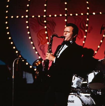 Max Greger Max Greger, deutscher Saxophonist, Big-Band-Leader und Jazz-Musiker, in der Show Ein ganzes Jahr Musik , Deutschland 1973. German saxophinist, Big Band Leader and jazz musician Max Greger in the TV show Ein ganzes Jahr Musik , Germany 1973., Deutschland Copyright: ArthurxGrimm UnitedArchives82007018 EDITORIAL USE ONLY