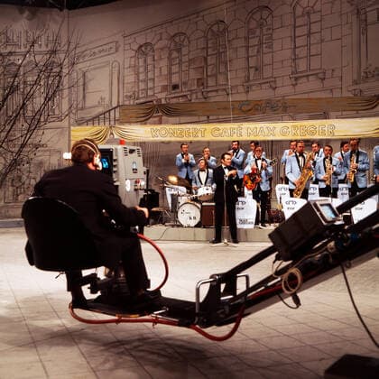 Max Greger Max Greger, deutscher Saxophonist, Big-Band-Leader und Jazz-Musiker, mit seinem Orchester in der Show Ein ganzes Jahr Musik , Deutschland 1973. German saxophinist, Big Band Leader and jazz musician Max Greger with his orchestra in the TV show Ein ganzes Jahr Musik , Germany 1973., Deutschland Copyright: ArthurxGrimm UnitedArchives82007019 EDITORIAL USE ONLY