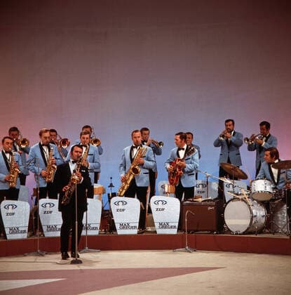 Max Greger Max Greger, deutscher Saxophonist, Big-Band-Leader und Jazz-Musiker, mit seinem Orchester in der Show Ein ganzes Jahr Musik , Deutschland 1973. German saxophinist, Big Band Leader and jazz musician Max Greger with his orchestra in the TV show Ein ganzes Jahr Musik , Germany 1973., Deutschland Copyright: ArthurxGrimm UnitedArchives82007021 EDITORIAL USE ONLY