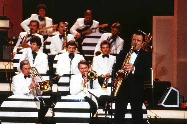 Max Greger Max Greger, deutscher Saxophonist, Big-Band-Leader und Jazz-Musiker, mit seinem Orchester bei einem Fernsehauftritt, Deutschland um 1982. German saxophinist, Big Band Leader and jazz musician Max Greger performing in a German TV show, Germany around 1982., Deutschland Copyright: ArthurxGrimm UnitedArchives82007030 EDITORIAL USE ONLY