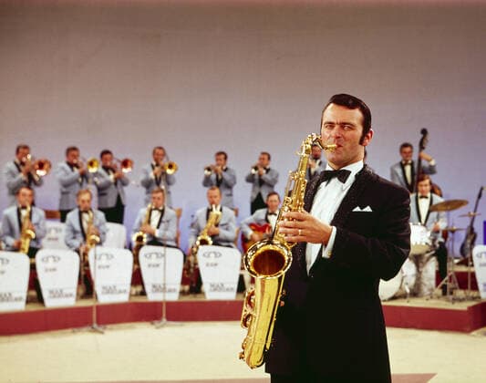 Max Greger Max Greger, deutscher Saxophonist, Big-Band-Leader und Jazz-Musiker, mit seinem Orchester in der Show Ein ganzes Jahr Musik , Deutschland 1973. German saxophinist, Big Band Leader and jazz musician Max Greger with his orchestra in the TV show Ein ganzes Jahr Musik , Germany 1973., Deutschland Copyright: ArthurxGrimm UnitedArchives82007035 EDITORIAL USE ONLY