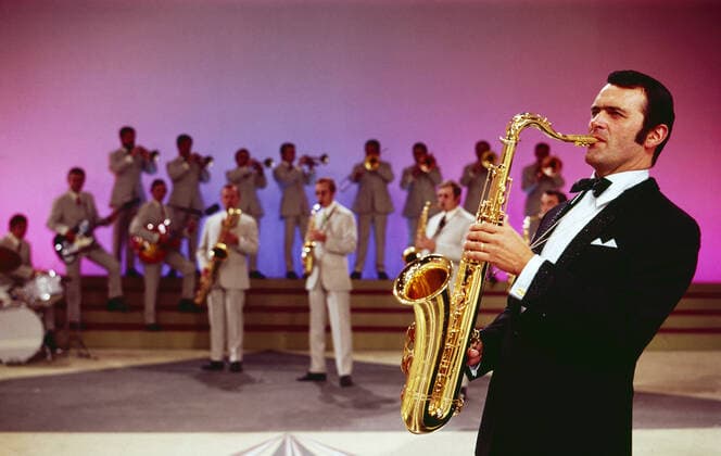 Max Greger Max Greger, deutscher Saxophonist, Big-Band-Leader und Jazz-Musiker, mit seinem Orchester in der Show Ein ganzes Jahr Musik , Deutschland 1973. German saxophinist, Big Band Leader and jazz musician Max Greger with his orchestra in the TV show Ein ganzes Jahr Musik , Germany 1973., Deutschland Copyright: ArthurxGrimm UnitedArchives82007036 EDITORIAL USE ONLY
