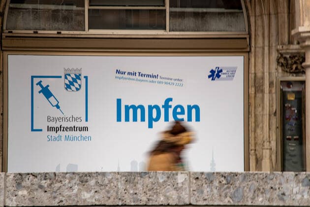 Vor der MPK: Kommt die Impfpflicht in Deutschland? - Impfungen in München Menschen stehen vor der Zweigstelle des Münchner Impfzentrum am 2.12.2021 am Marienplatz in München. Der designierte Bundeskanzler Olaf Scholz ( SPD ) hat sich mittlerweile für allgemeine Impfpflicht ausgesprochen und die Anzahl der Erstimpfungen geht aktuell leicht nach oben. - People stand in queue for a vaccination on December 2nd, 2021 in Munich, Germany. The designated German chancelor Olaf Scholz ( SPD ) declared to be favorable to a general mandatory coronavirus vaccination. München Bayern Deutschland Copyright: xwww.AlexanderPohl.photographyxxx