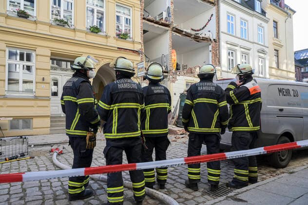 Bilder des Jahres 2021, News 12 Dezember News Themen der Woche KW48 News Bilder des Tages Hamburg Ottensen, Gasexplosion DEUTSCHLAND, Altona Ottensen, Feuerwehr Einsatz, zerstörtes Haus durch Gasexplosion in der Winterstraße am 2.12.2021 Hamburg Ottensen Deutschland