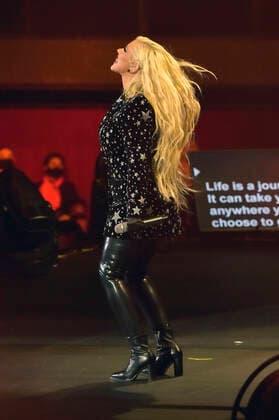 Christina Aguilera Live at AHF World AIDS Day 2021 Concert at The Forum Inglewood, 01 12 2021 Foto:xD.xStarbuckx xFuturexImage