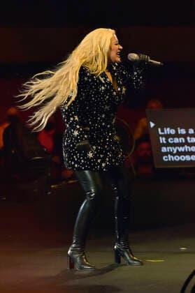 Christina Aguilera Live at AHF World AIDS Day 2021 Concert at The Forum Inglewood, 01 12 2021 Foto:xD.xStarbuckx xFuturexImage