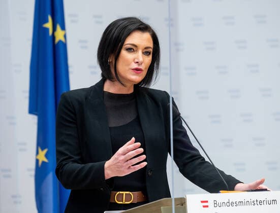 20211202 Press conference by the Minister of Finance on news about the Corona Aids VIENNA, AUSTRIA - DECEMBER 2: Minister of agriculture Elisabeth Koestinger (OEVP) at a press conference concerning news about the Corona Aids at Ministry of Finance on December 2, 2021 in Vienna, Austria. WIEN, OESTERREICH - 2. DEZEMBER: Landwirtschaftsministerin Elisabeth Koestinger (OEVP) bei einer Pressekonfernz zu Aktuellem bei den Corona-Hilfen im Finanzministerium am 2. Dezember 2021 in Wien, Oesterreich. 211202_SEPA_32_041 Copyright: xMartinxJuenx SEPAxMedia