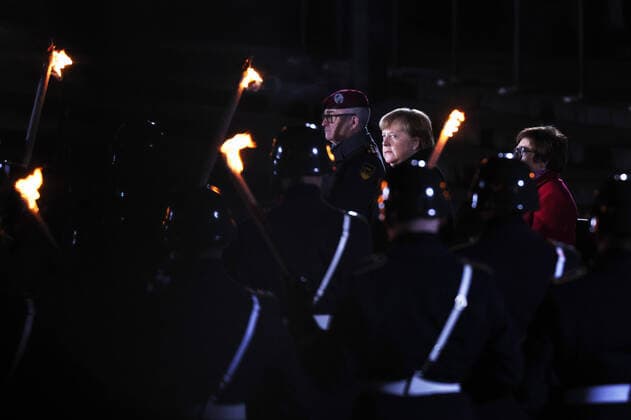 Bilder des Jahres 2021, News 12 Dezember News Themen der Woche KW48 News Bilder des Tages Grosser Zapfenstreich zur Verabschiedung von Bundeskanzlerin Angela Merkel im Verteidigungsministerium in Berlin am 2. Dezember 2021. Großer Zapfenstreich zur Verabschiedung von Bundeskanzlerin Merkel in Berlin *** Grand farewell ceremony for Chancellor Angela Merkel at the Ministry of Defence in Berlin on 2 December 2021 Grand farewell ceremony for Chancellor Merkel in Berlin