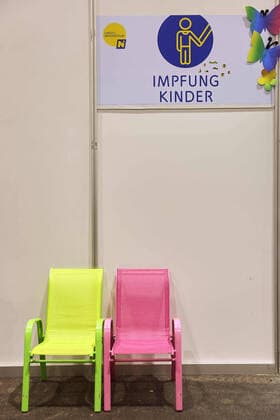 - Tulln (NÖ) 01.12.2021 - Corona-Krise - Im niederösterreichischen Landesimpfzentrum in Tulln werden Erwachsene mit Biontech-Pfizer oder Moderna geimpft oder oder bekommen die dritte Impfung als Booster. Seit Kurzem werden auch Kinder Off-Label geimpft und erhalten 1 3 der Dosis für Erwachsene. Der spezialisierte und von der EMA zugelassene Impfstoff für Kinder ist erst ab Mitte Dezember verfügbar. PHOTO: Kinder von 5 bis 11 Jahren werden off-Label geimpft. Tulln(AUSTRIA) Corona crisis - In the Lower Austrian state vaccination center in Tulln, adults are vaccinated with Biontech-Pfizer or Moderna or receive the third vaccination as a booster. Children have recently been vaccinated off-label and are given 1 3 of the adult dose. The spec 