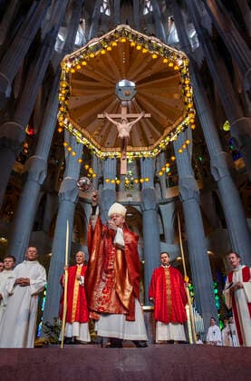 Bishop blessing the palms,mass,Palm Sunday.Interior of Basilica Sagrada Familia, Barcelona, Catalonia, Spain Barcelona Barcelona Spain Copyright: xLucasxVallecillosx xVWPicsx LVM-Ba.Sa.5340