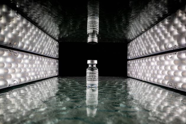 Original Comirnaty-Phiole mit Spiegelung fuer die Booster-Impfung. *** Original Comirnaty vial with mirror for booster vaccination Copyright: xBEAUTIFULxSPORTS KJPetersx