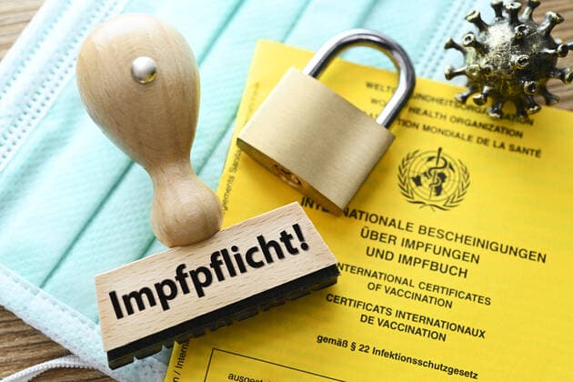 PHOTOMONTAGE, stamp with the inscription compulsory vaccination on a vaccination card and padlock ** NUR FUER REDAKTIONELLE ZWECKE ** EDITORIAL USE ONLY **