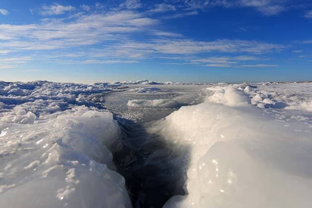 Creative Highlights World ALTAY, CHINA - DECEMBER 02: The frozen Ulungur Lake is pictured at Fuhai County on December 2, 2021 in Altay Prefecture, Xinjiang Uygur Autonomous Region of China.  Copyright: xVCGx CFP111360197841