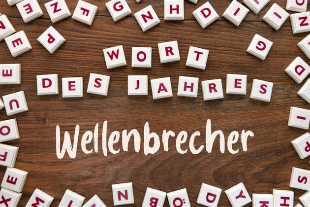 Spielsteine bilden den Schriftzug Wort des Jahres Ã¼ber dem Wort Wellenbrecher *** tokens form the lettering word of the year above the word breakwater ** NUR FUER REDAKTIONELLE ZWECKE ** EDITORIAL USE ONLY **