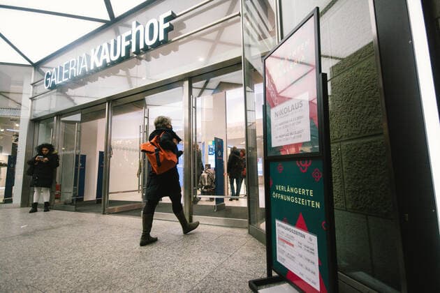 German Excludes Unvaccinated From Parts Of Culture Life shoppers are seen walking into Galeria Kaufhof in city center of Cologne, Germany on December 2, 2021 as German Chancellor Angela Merkel announced that unvaccinated people will soon be excluded from parts of culture lifes Cologne Germany  Copyright: xYingxTangx originalFilename:tang-notitle211202_np07C.jpg