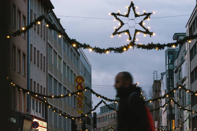 German Excludes Unvaccinated From Parts Of Culture Life a man walks past Christmas decorations in city center of Cologne, Germany on December 2, 2021 as German Chancellor Angela Merkel announced that unvaccinated people will soon be excluded from parts of culture lifes Cologne Germany  Copyright: xYingxTangx originalFilename:tang-notitle211202_npfvK.jpg