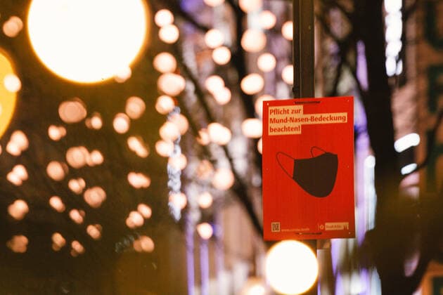 German Excludes Unvaccinated From Parts Of Culture Life A mask signs is under the Christmas lights in city center of Cologne, Germany on December 2, 2021 as German Chancellor Angela Merkel announced that unvaccinated people will soon be excluded from parts of culture lifes Cologne Germany  Copyright: xYingxTangx originalFilename:tang-notitle211202_npNkz.jpg