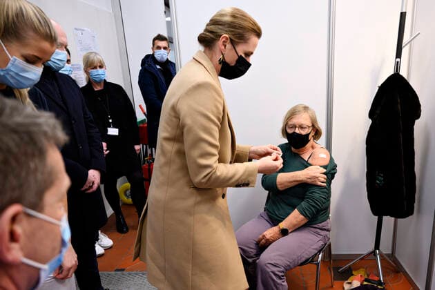 Prime Minister Mette Frederiksen S puts on plasters and directors of the National Board of Health Soeren Brostroem vaccinates when they visit covid 19 vaccination site in the old ticket office at Copenhagen Central Station, Friday 3 December 2021 The Prime Minister and Soere  Copyright: PhilipxDavali PhilipxDavalix cop105 spdk20211203-161031-L