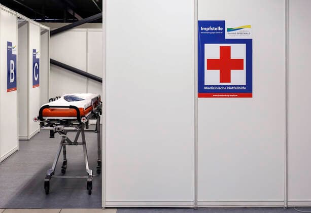 Vaccinations Schoenefeld, 03 12 2021 A stretcher stands in the medical emergency room at the vaccination center Schoenefeld Schoenefeld Brandenburg