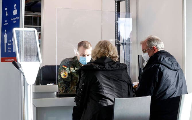 Vaccinations Schoenefeld, 03 12 2021 Bundeswehr soldiers help register vaccinees before their booster vaccination against Covid 19 at the vaccination centre Schoenefeld Schoenefeld Brandenburg