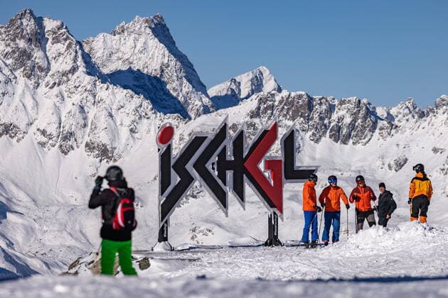 Bilder des Jahres 2021, News 12 Dezember News Themen der Woche KW48 News Bilder des Tages Ischgl 03.12.2021, Ischgl, AUT, Ischgl Reportage, Ski Opening 2021, im Bild Wintersportler bei Ischgl Schriftzug during the Ski Opening in the Ischgl ski resort in the Covid 19 pandemic. Ischgl, Austria on 2021 12 03. **** OUT of AUT - Keine Weitergabe an Drittanbieter **** *** Ischgl 03 12 2021, Ischgl, AUT, Ischgl Reportage, Ski Opening 2021, in the picture winter sportsmen at Ischgl writing during the Ski Opening in the Ischgl ski resort in the Covid 19 pandemic Ischgl, Austria on 2021 12 03 OUT of AUT No passing on to third parties  EP_gro