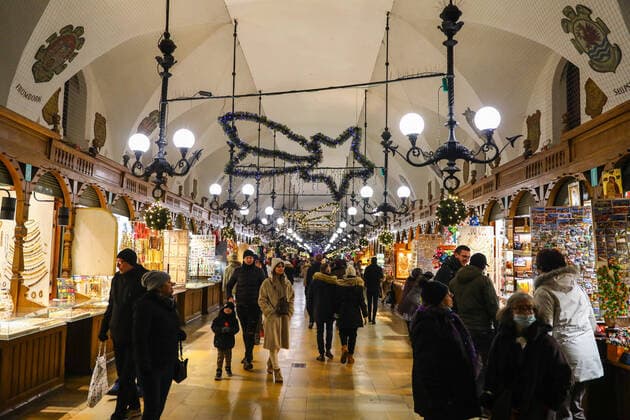 Christmas Market In Krakow, Poland Christmas decorations inside the Cloth Hall at the Main Square in Krakow, Poland. December 3rd, 2021 Krakow Poland  Copyright: xBeataxZawrzelx originalFilename:zawrzel-christma211203_npDXM.jpg