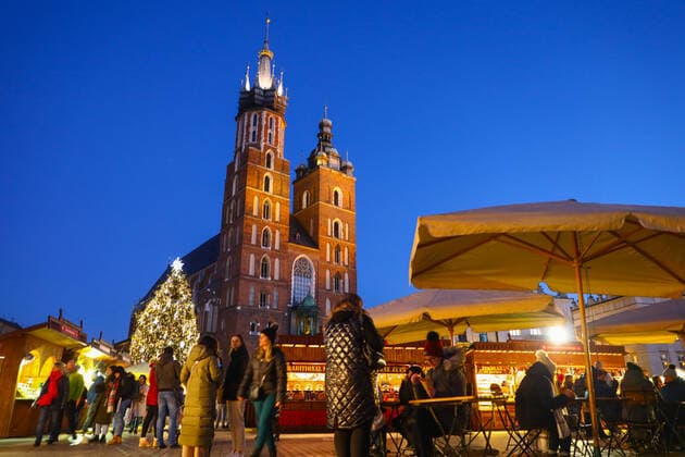Christmas Market In Krakow, Poland A view on the traditional Christmas market and St. Mary s Basilica at the Main Square in Krakow, Poland. December 3rd, 2021 Krakow Poland  Copyright: xBeataxZawrzelx originalFilename:zawrzel-christma211203_npOnb.jpg