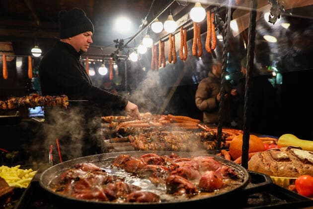 Christmas Market In Krakow, Poland Traditional Polish meat and sausages are sold at Christmas market at the Main Square in Krakow, Poland. December 3rd, 2021 Krakow Poland  Copyright: xBeataxZawrzelx originalFilename:zawrzel-christma211203_npD5u.jpg